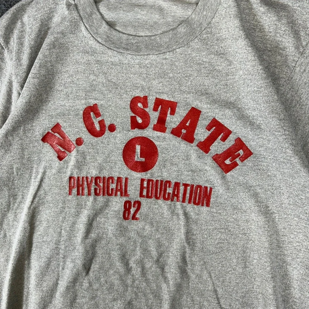 Vintage 80s NC State Physical Education 82 T-Shirt Gray Screen Stars USA Large